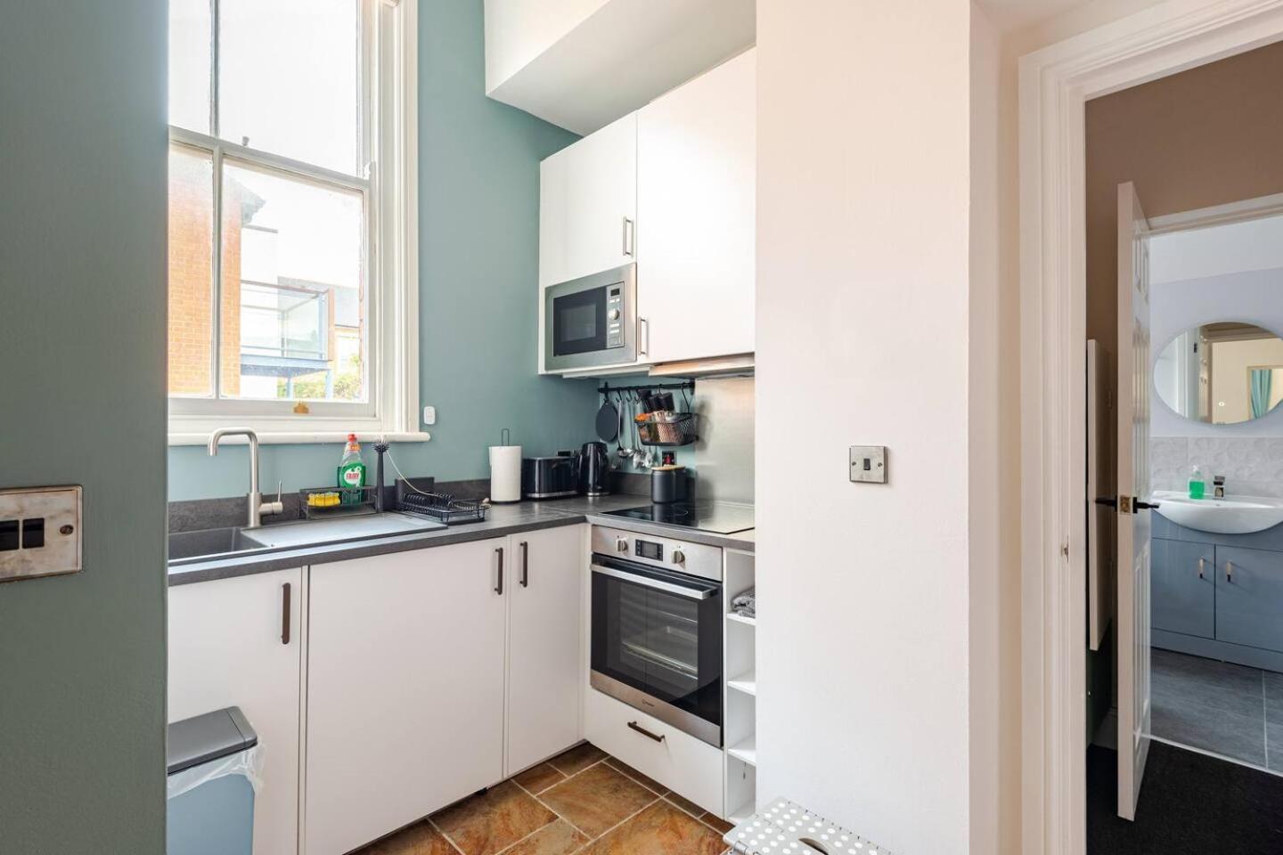 Stylish Flat In Central Location With Free Parking Swindon Exterior foto
