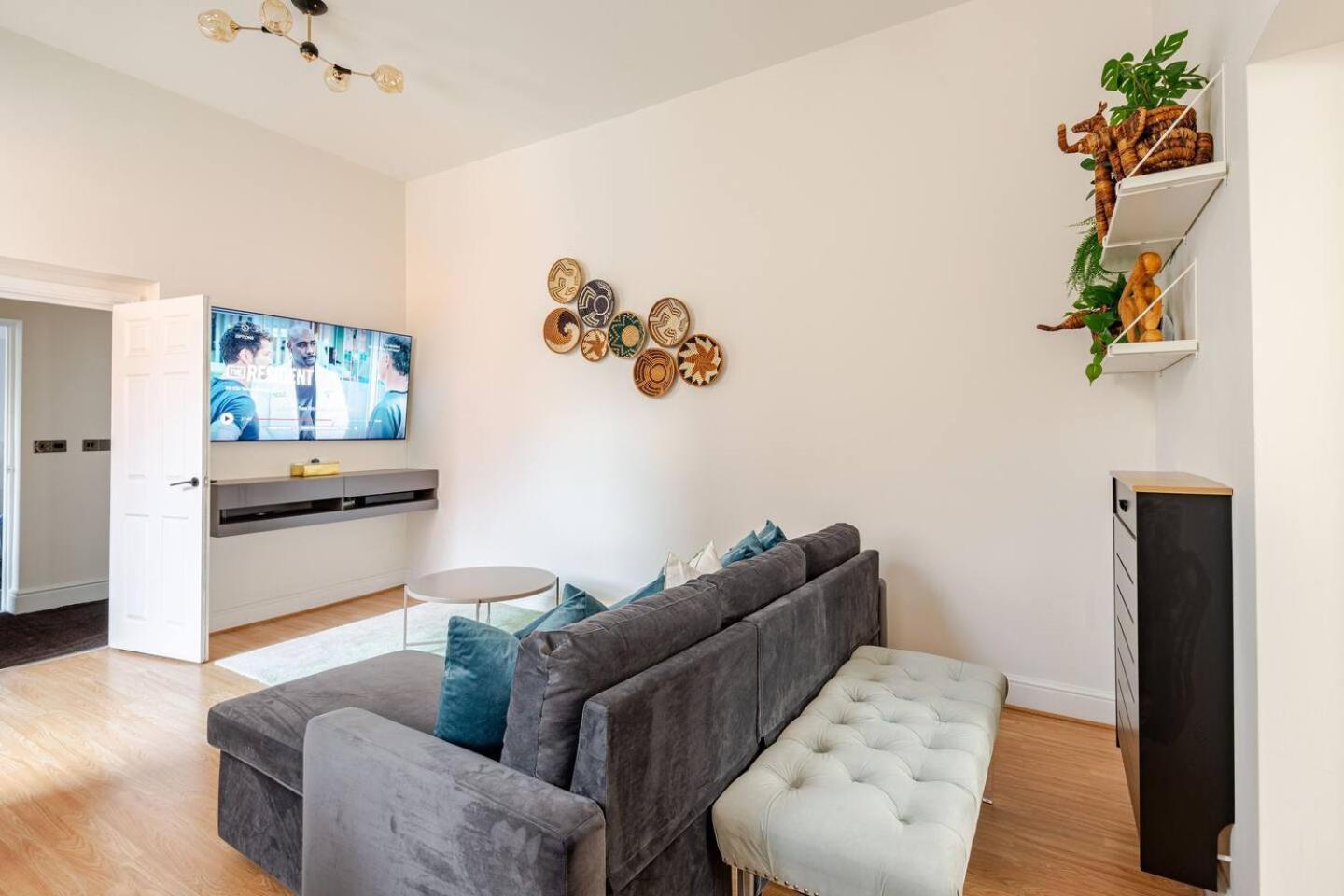 Stylish Flat In Central Location With Free Parking Swindon Exterior foto
