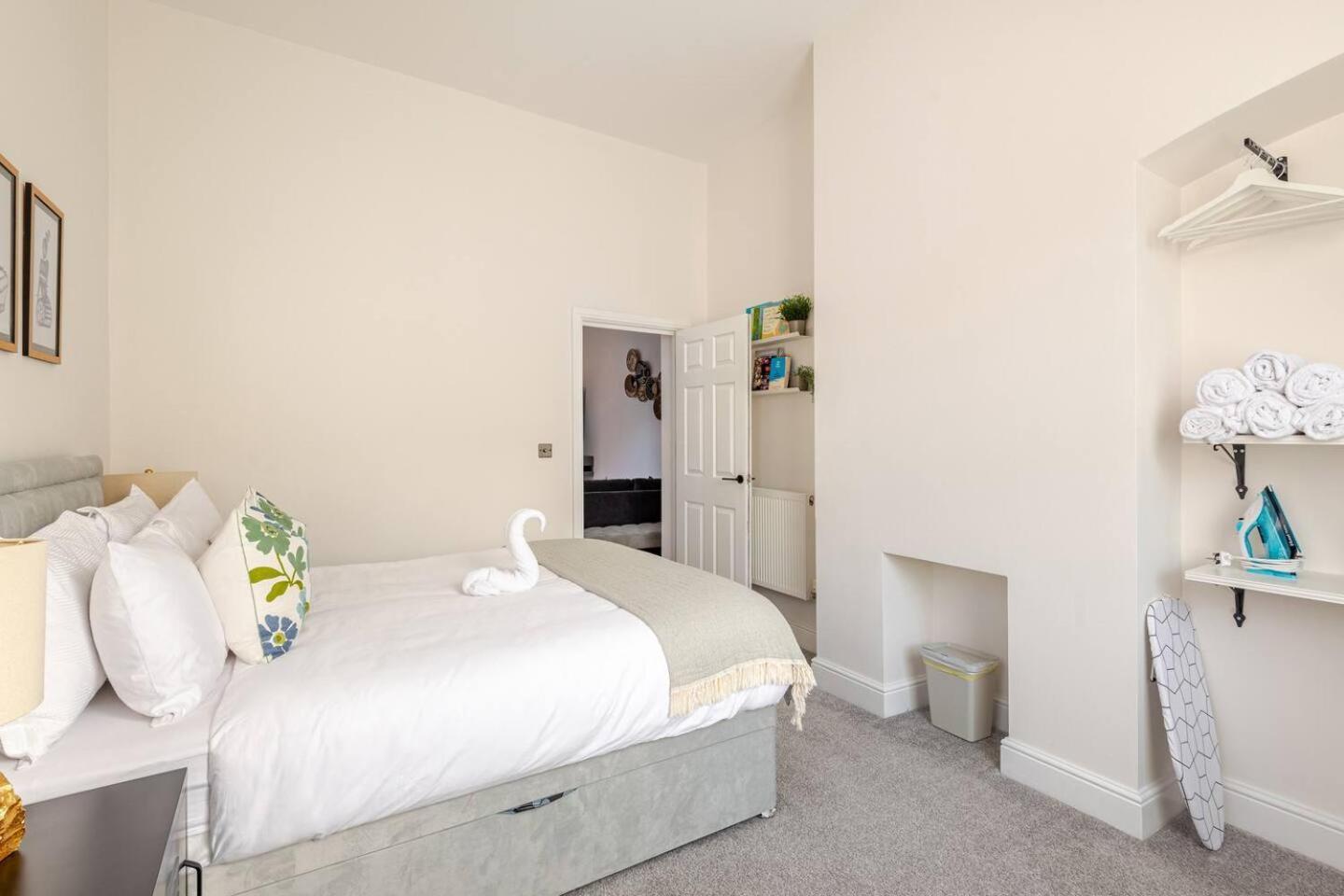 Stylish Flat In Central Location With Free Parking Swindon Exterior foto