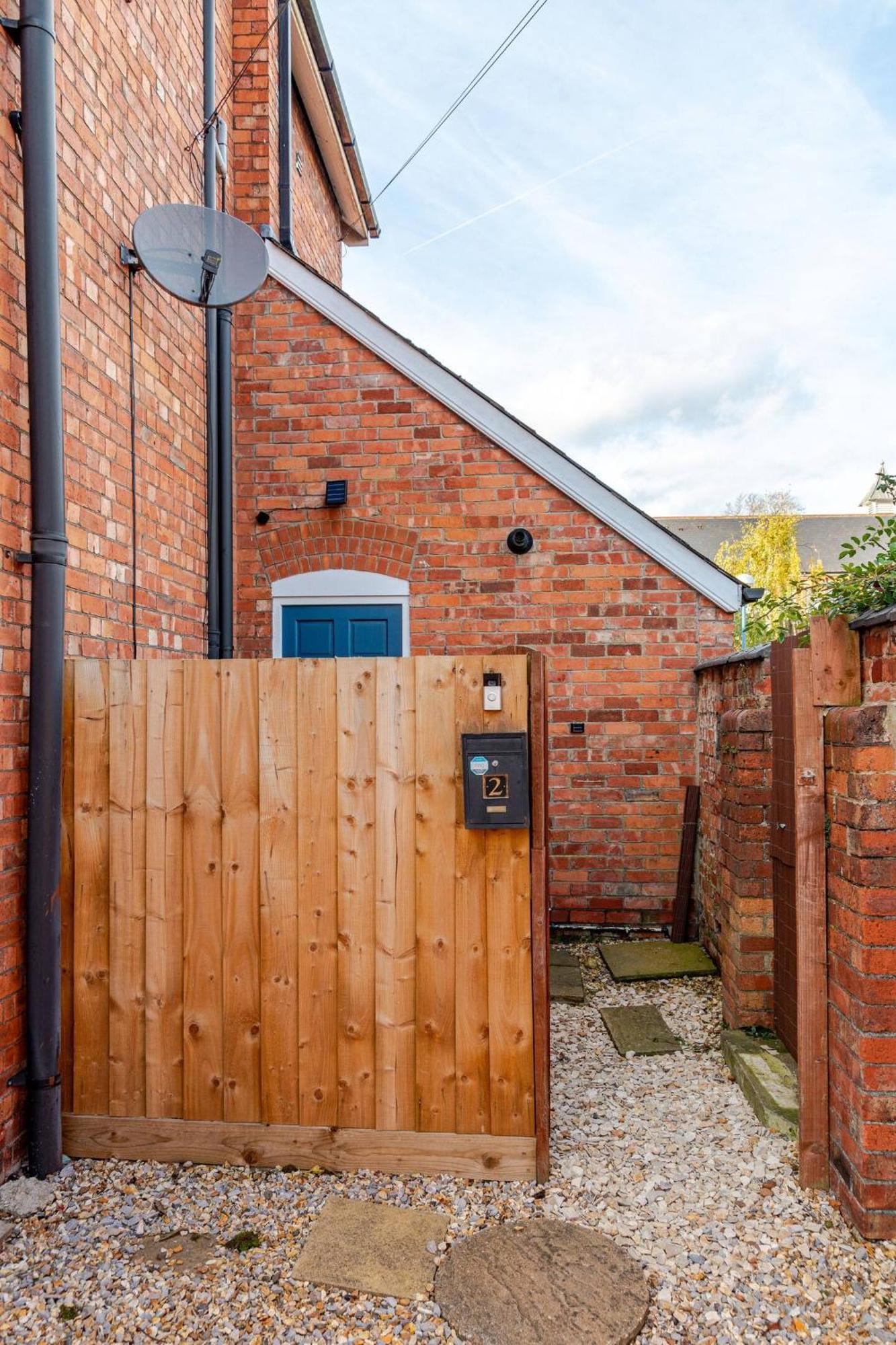 Stylish Flat In Central Location With Free Parking Swindon Exterior foto