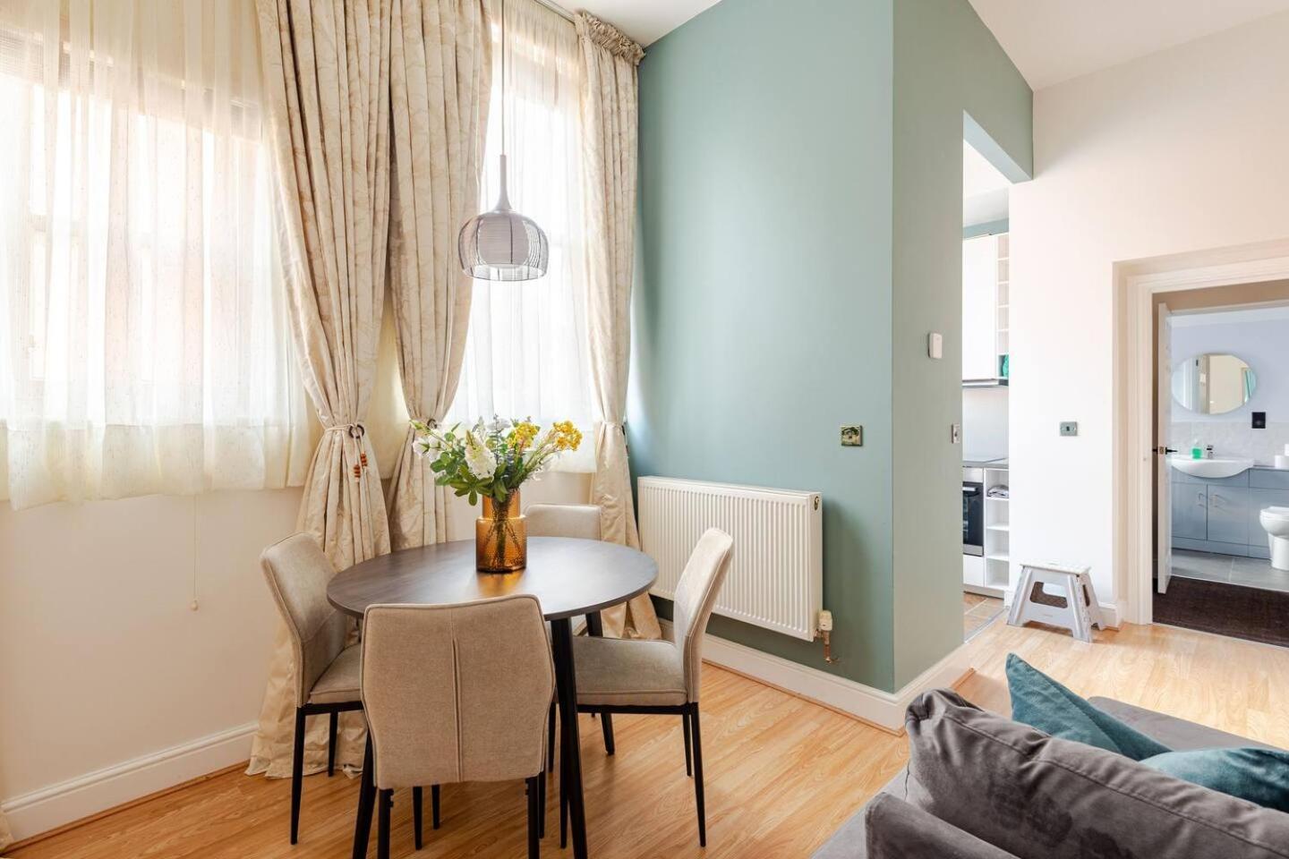 Stylish Flat In Central Location With Free Parking Swindon Exterior foto